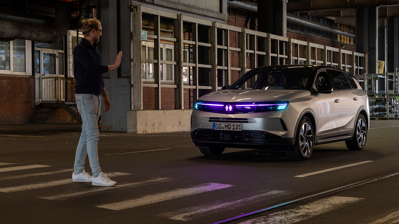 Γερμανικό SUV επικοινωνεί με τους πεζούς μέσω AI - Ποια μάρκα το έχει; 